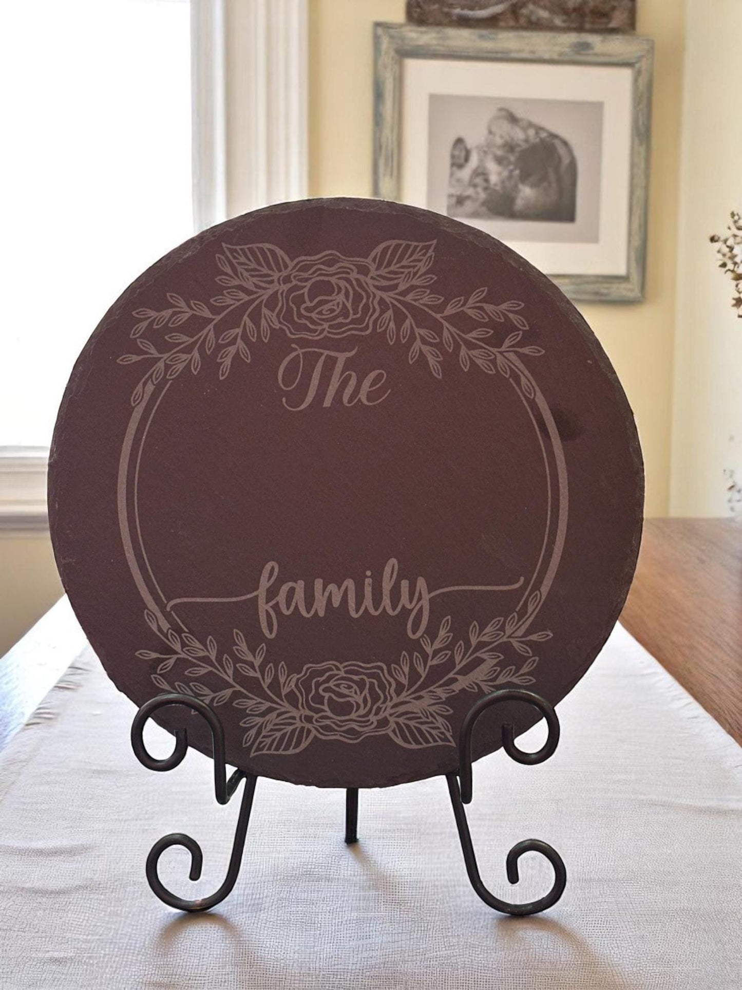 Personalized Engraved Slate Family Name Sign – 10″ Round Floral Wreath – Custom Last Name Décor