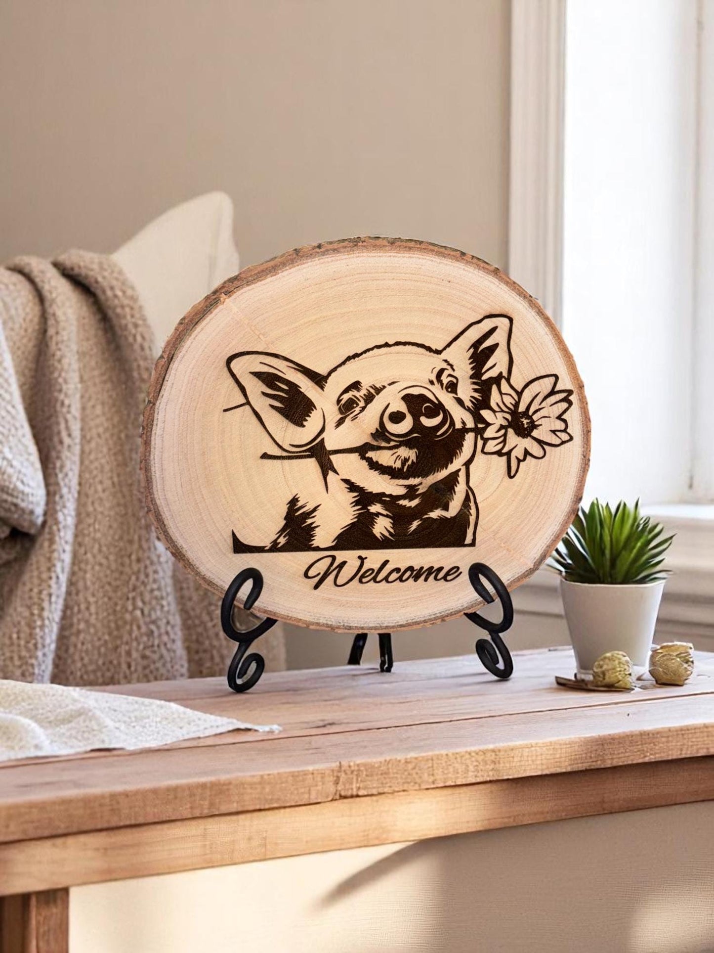 Rustic Pig “Welcome” Wood Slice Sign 8–10″ Laser-Engraved Bark-Edge Decor