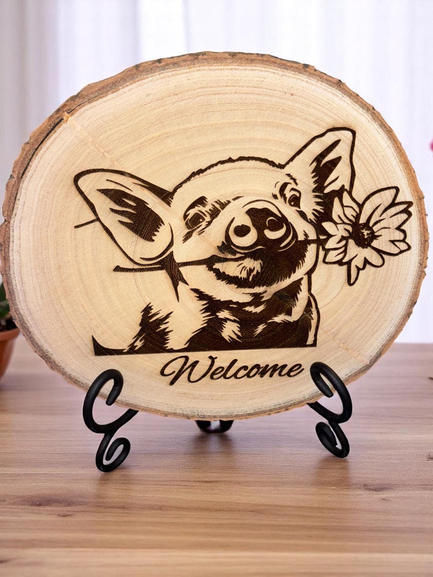 Rustic Pig “Welcome” Wood Slice Sign 8–10″ Laser-Engraved Bark-Edge Decor