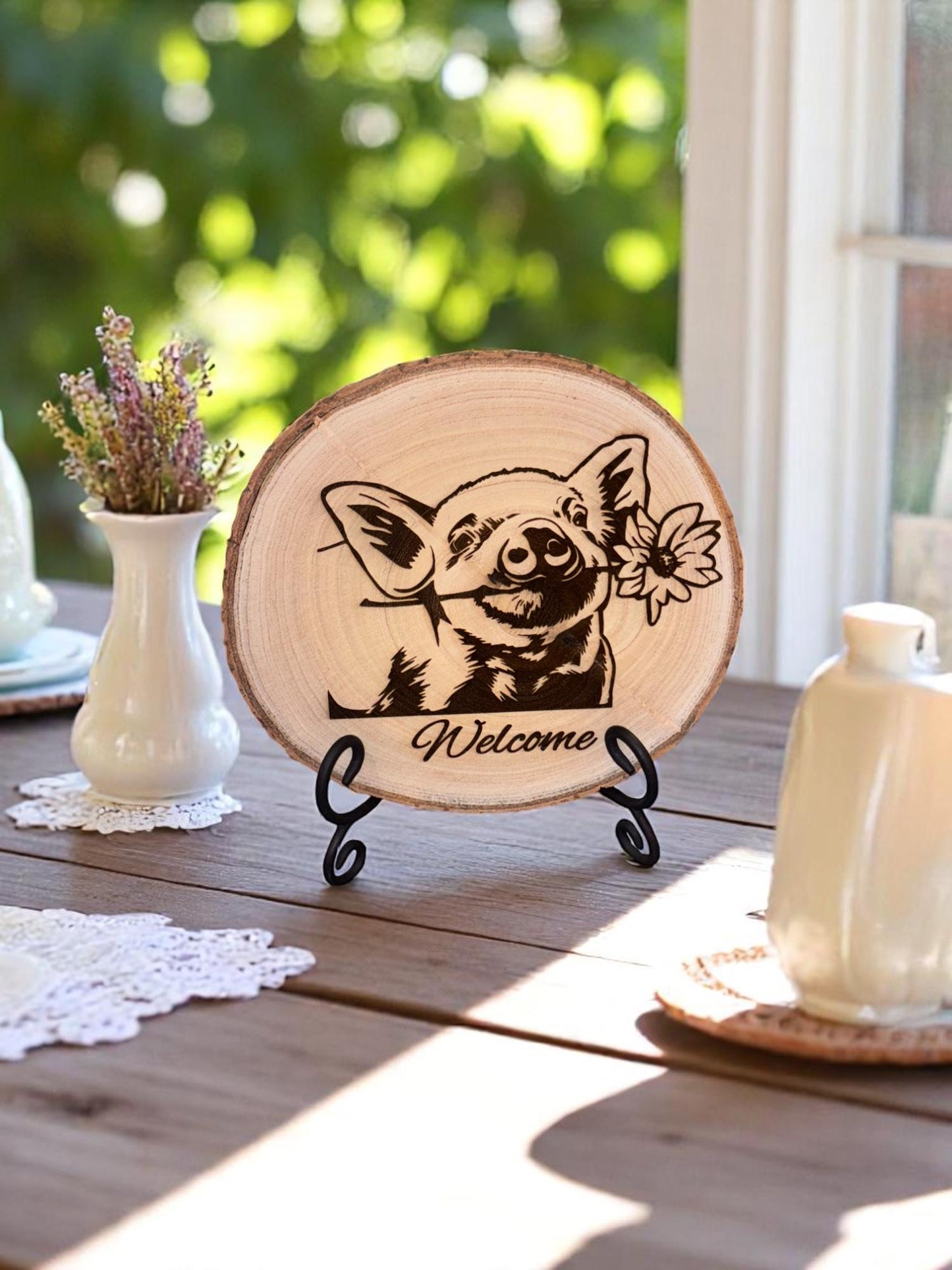 Rustic Pig “Welcome” Wood Slice Sign 8–10″ Laser-Engraved Bark-Edge Decor